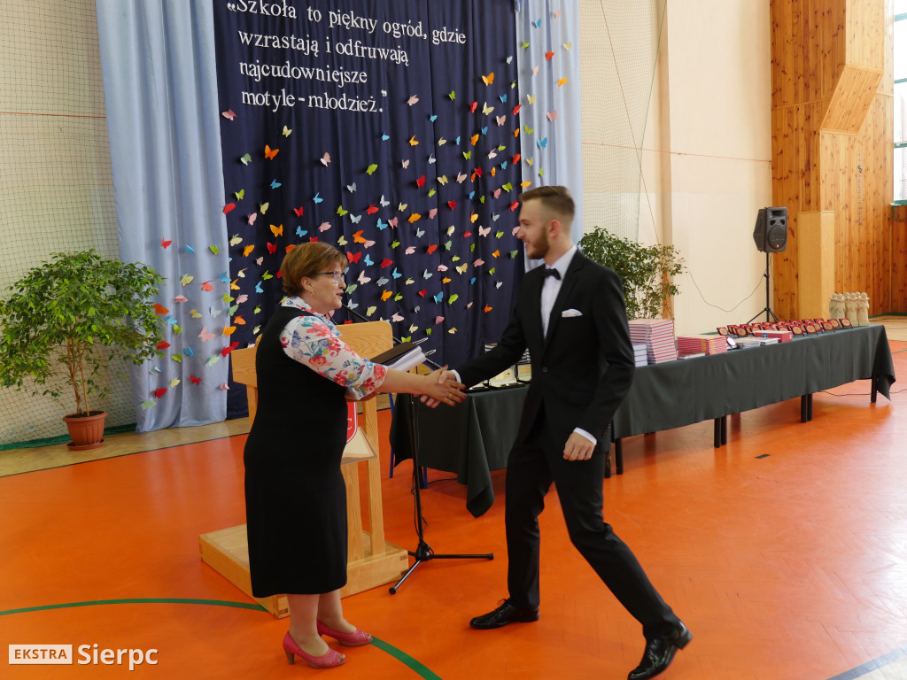 Rozdanie świadectw w LO