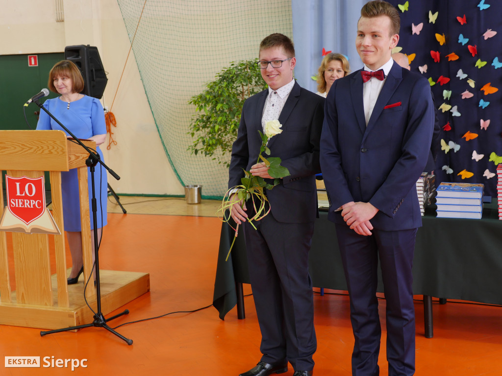 Rozdanie świadectw w LO