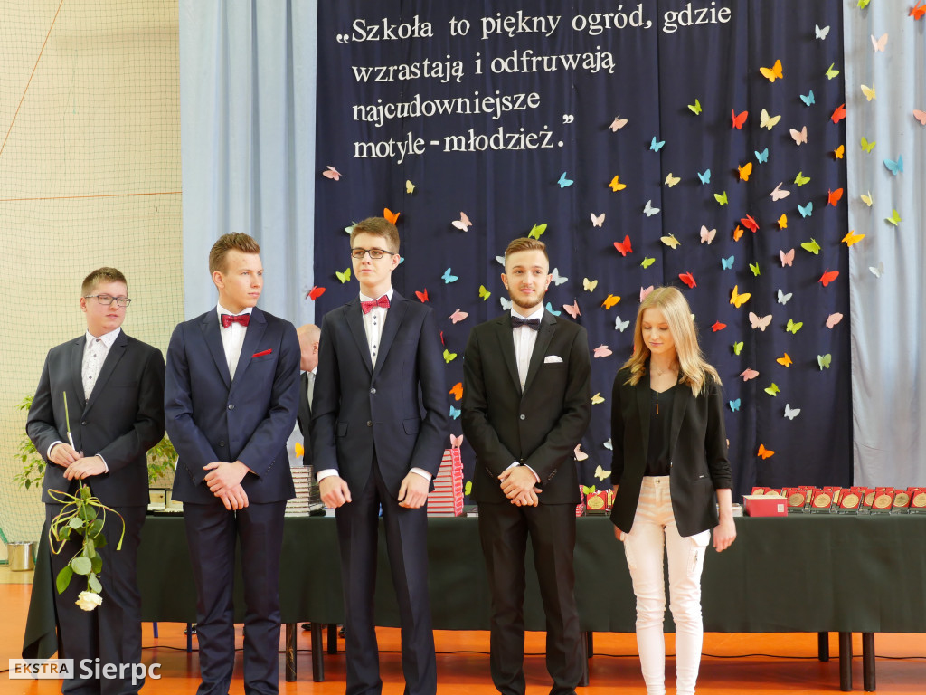 Rozdanie świadectw w LO