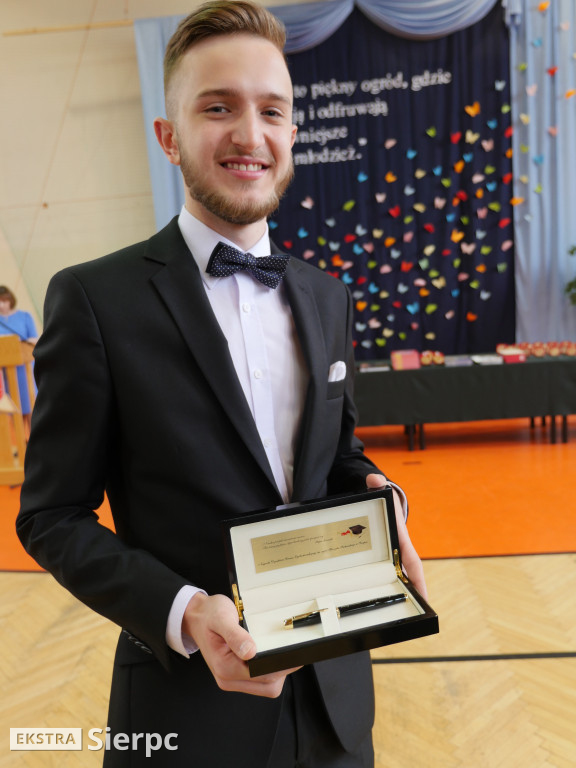 Rozdanie świadectw w LO