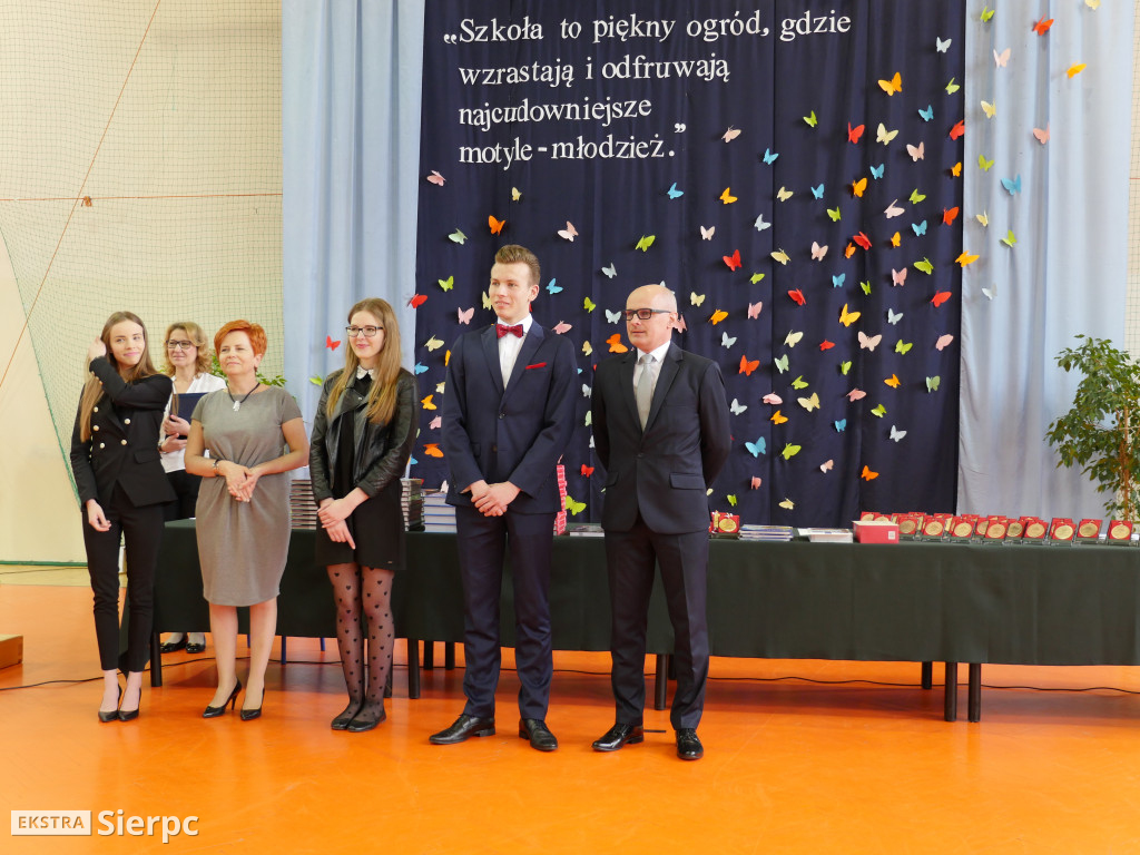 Rozdanie świadectw w LO