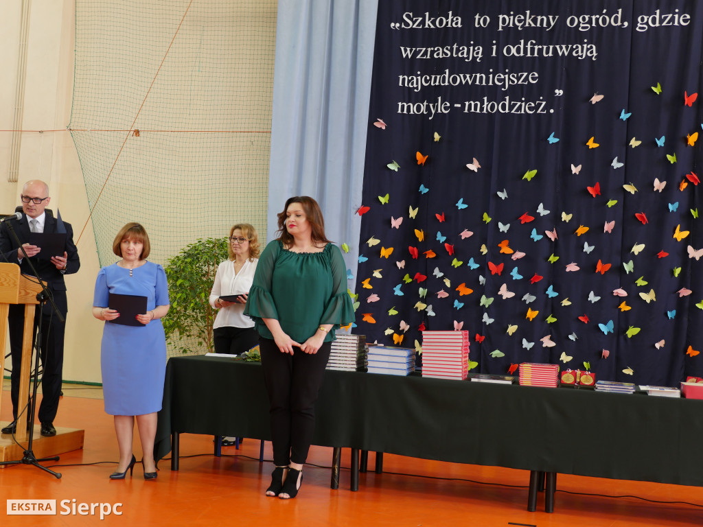 Rozdanie świadectw w LO