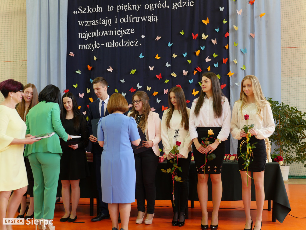 Rozdanie świadectw w LO