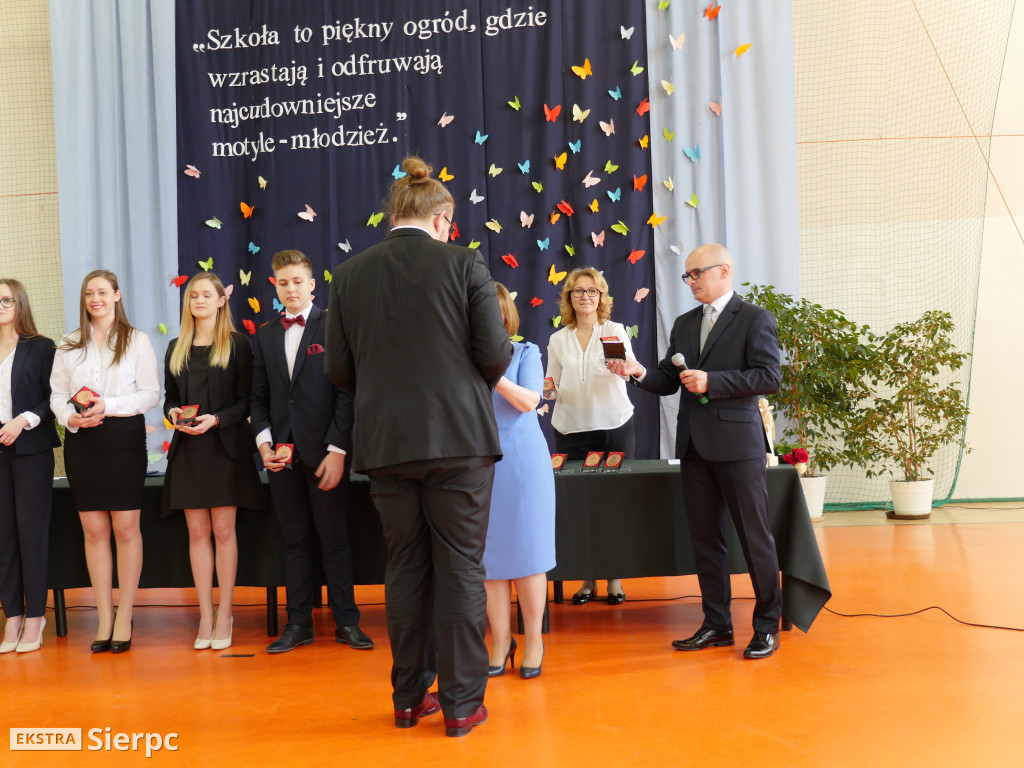 Rozdanie świadectw w LO