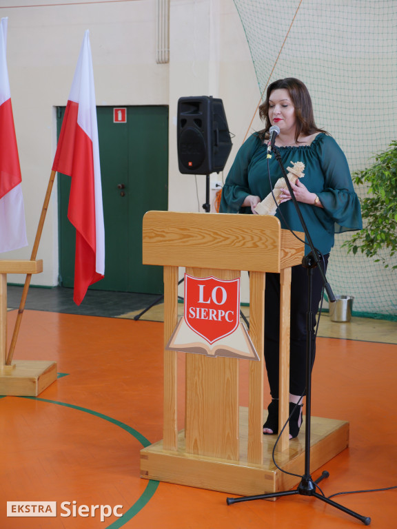 Rozdanie świadectw w LO