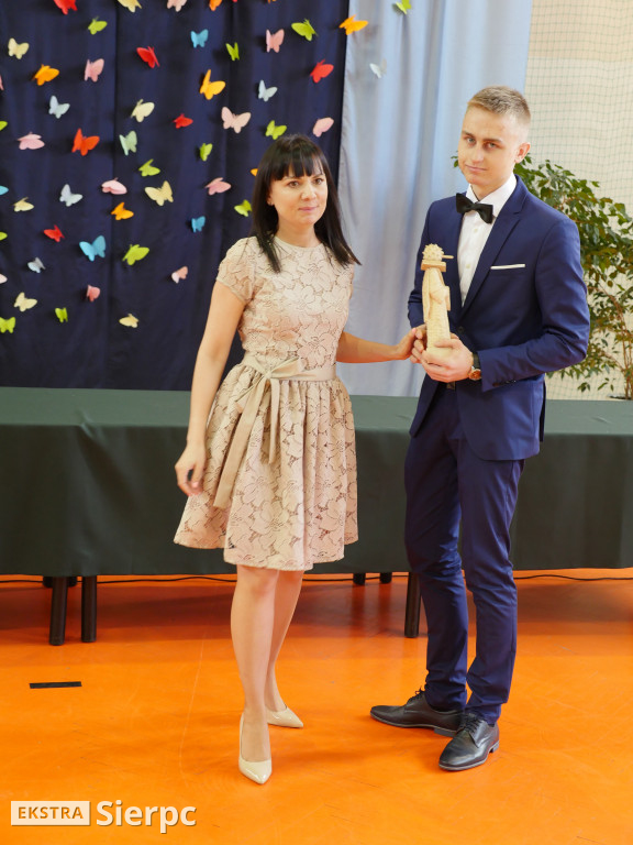 Rozdanie świadectw w LO