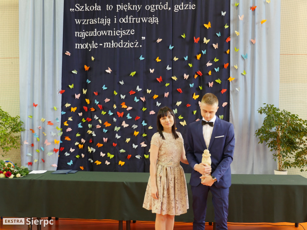 Rozdanie świadectw w LO