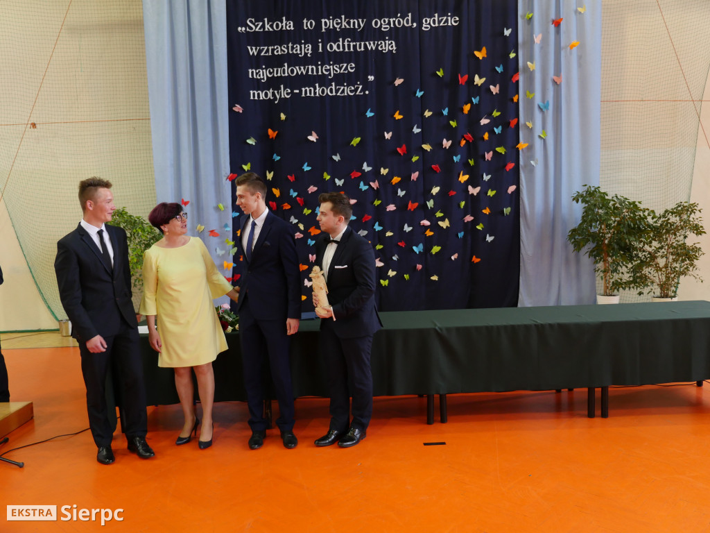 Rozdanie świadectw w LO
