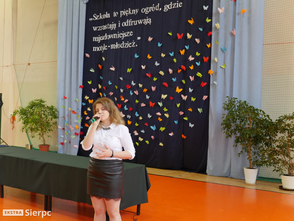 Rozdanie świadectw w LO