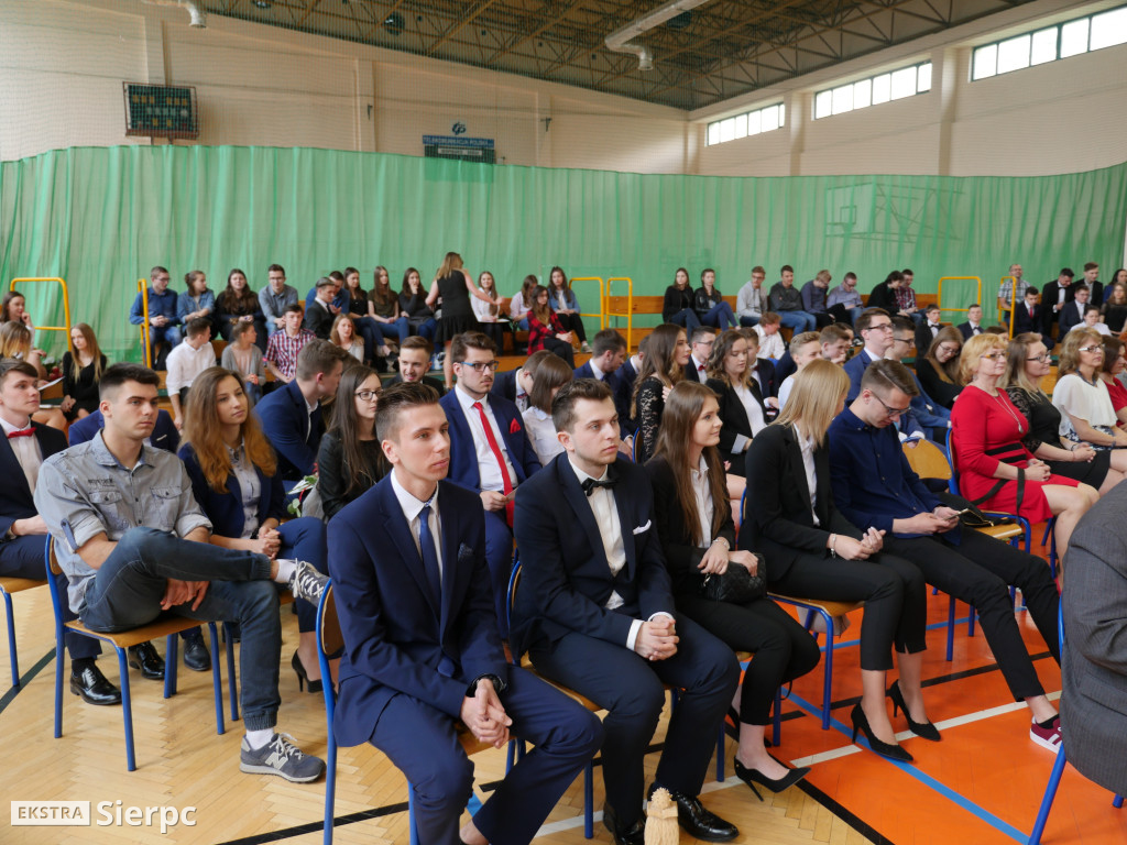 Rozdanie świadectw w LO