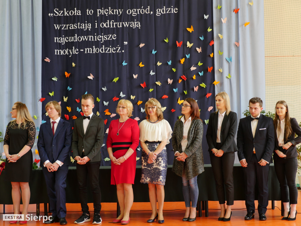 Rozdanie świadectw w LO