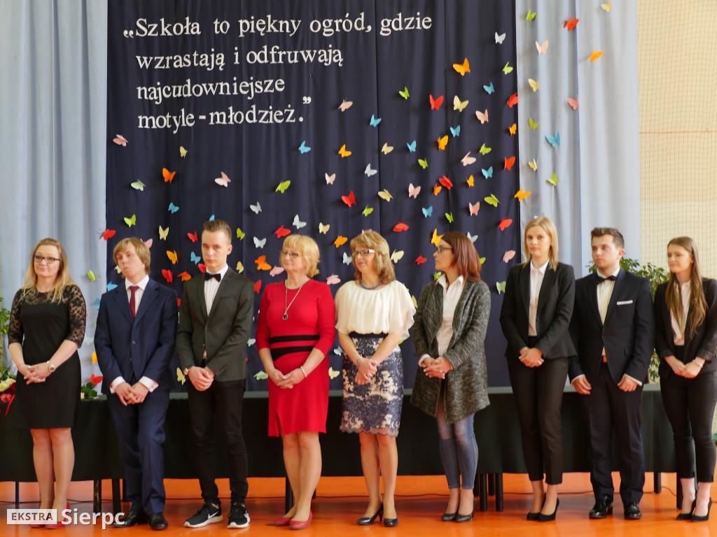 Rozdanie świadectw w LO