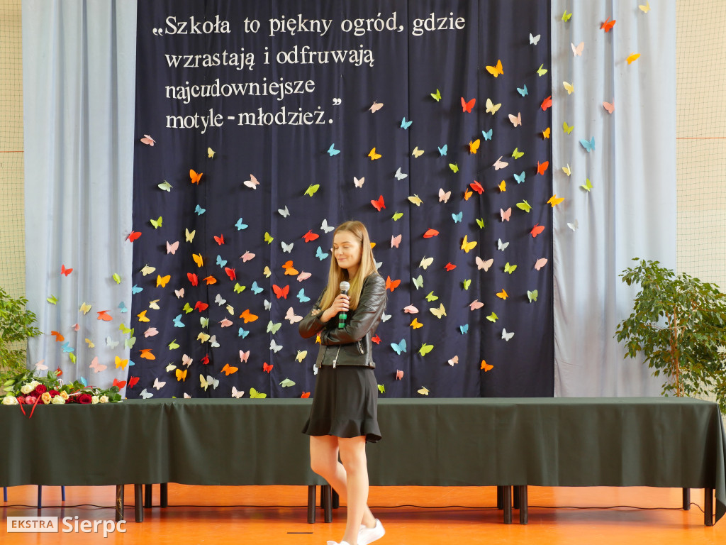 Rozdanie świadectw w LO