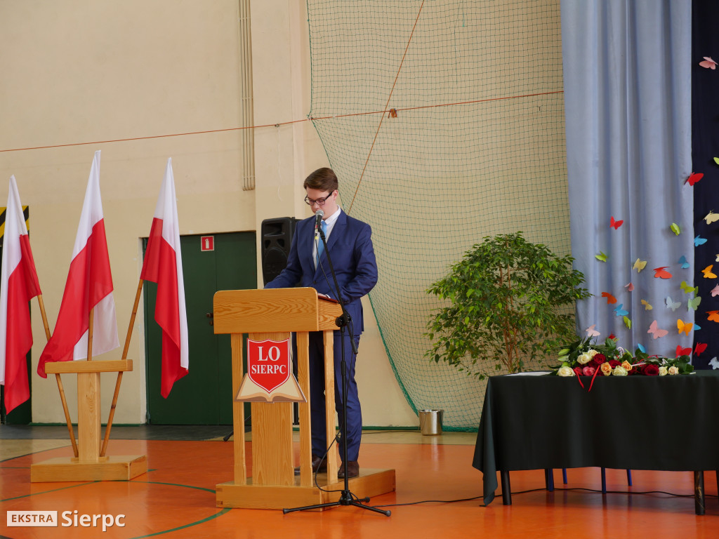 Rozdanie świadectw w LO