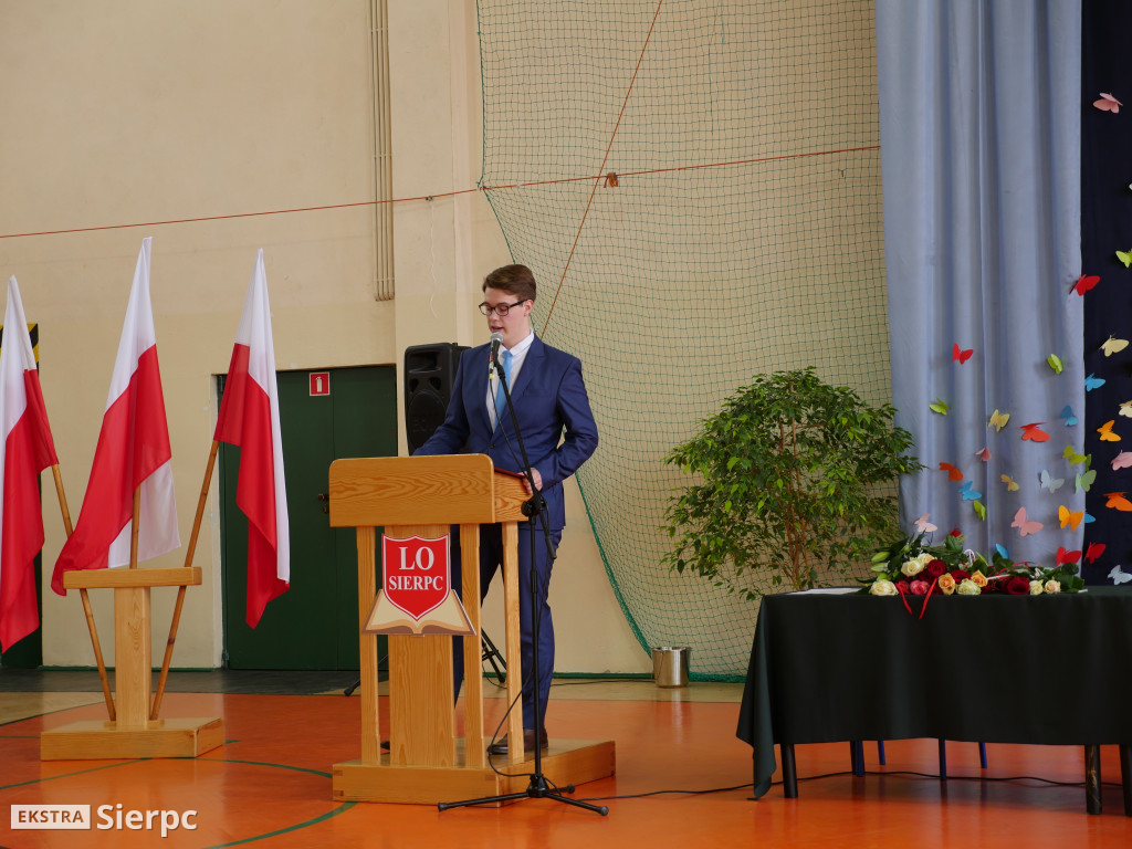 Rozdanie świadectw w LO