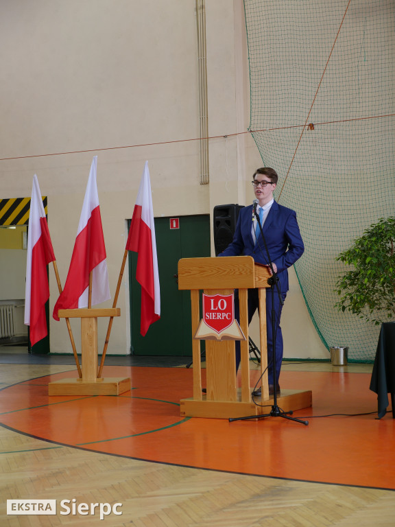 Rozdanie świadectw w LO