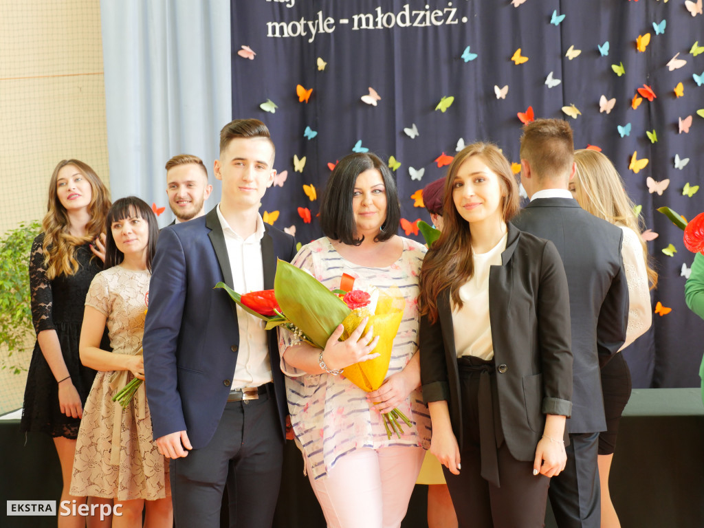 Rozdanie świadectw w LO