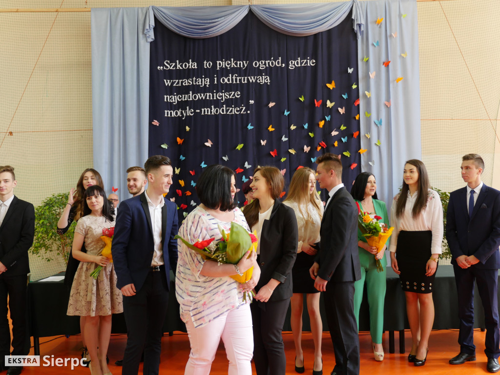 Rozdanie świadectw w LO