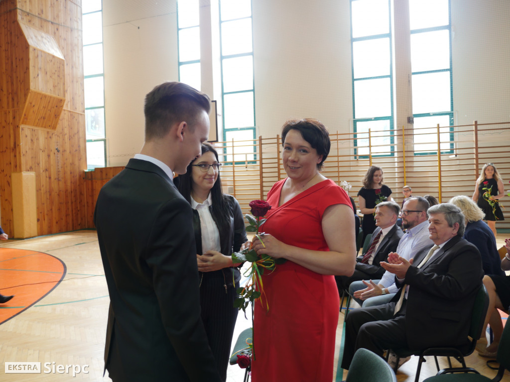 Rozdanie świadectw w LO