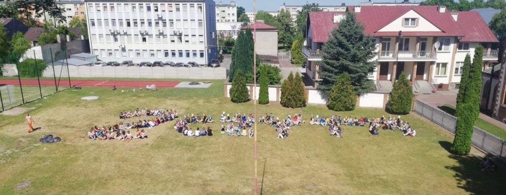 Czytanie pod dębem w Dwójce