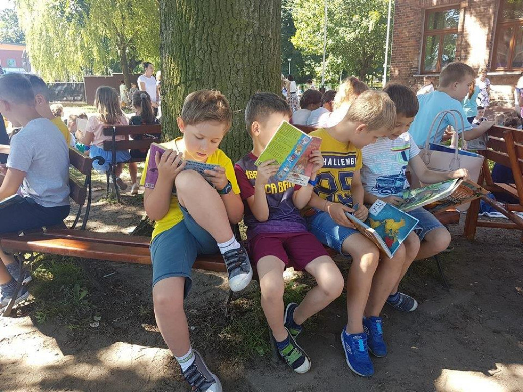Czytanie pod dębem w Dwójce