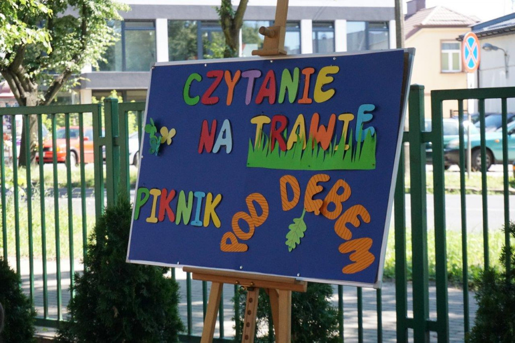Czytanie pod dębem w Dwójce