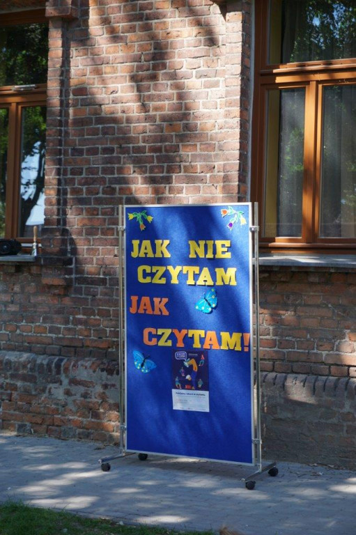 Czytanie pod dębem w Dwójce