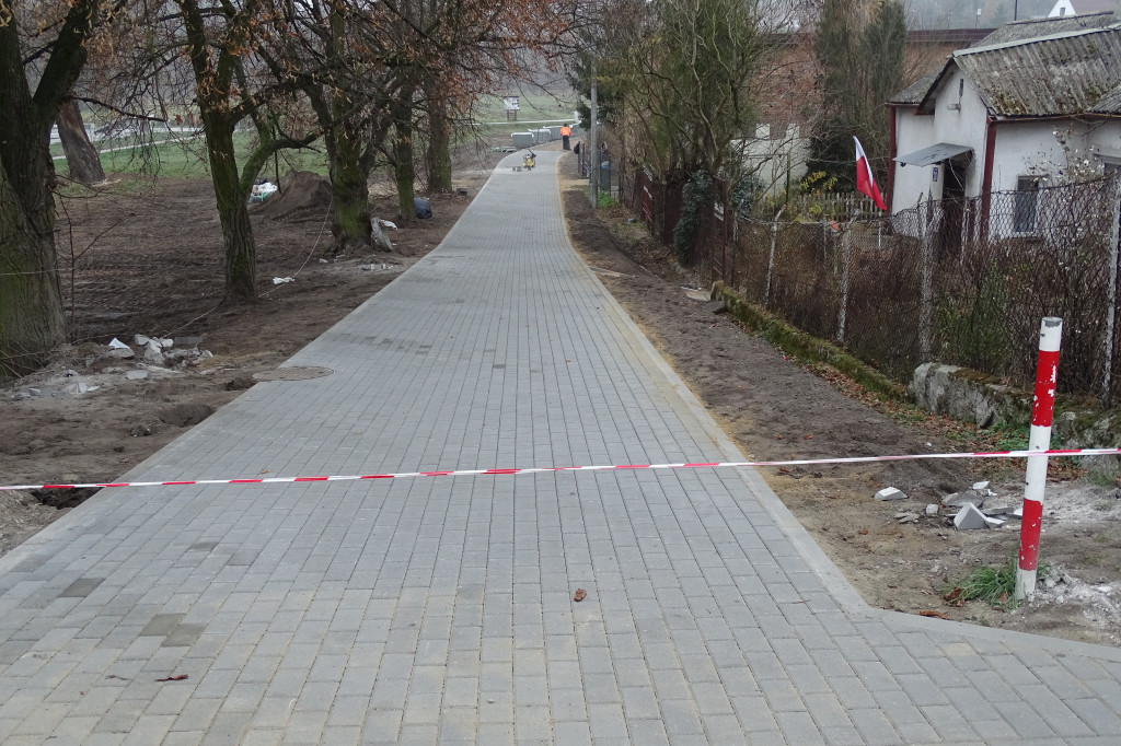 Chodnik do podwórka Nivea