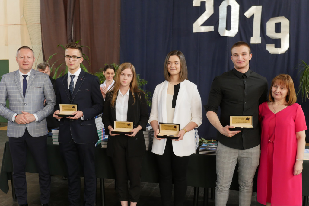 Pożegnanie absolwentów w LO