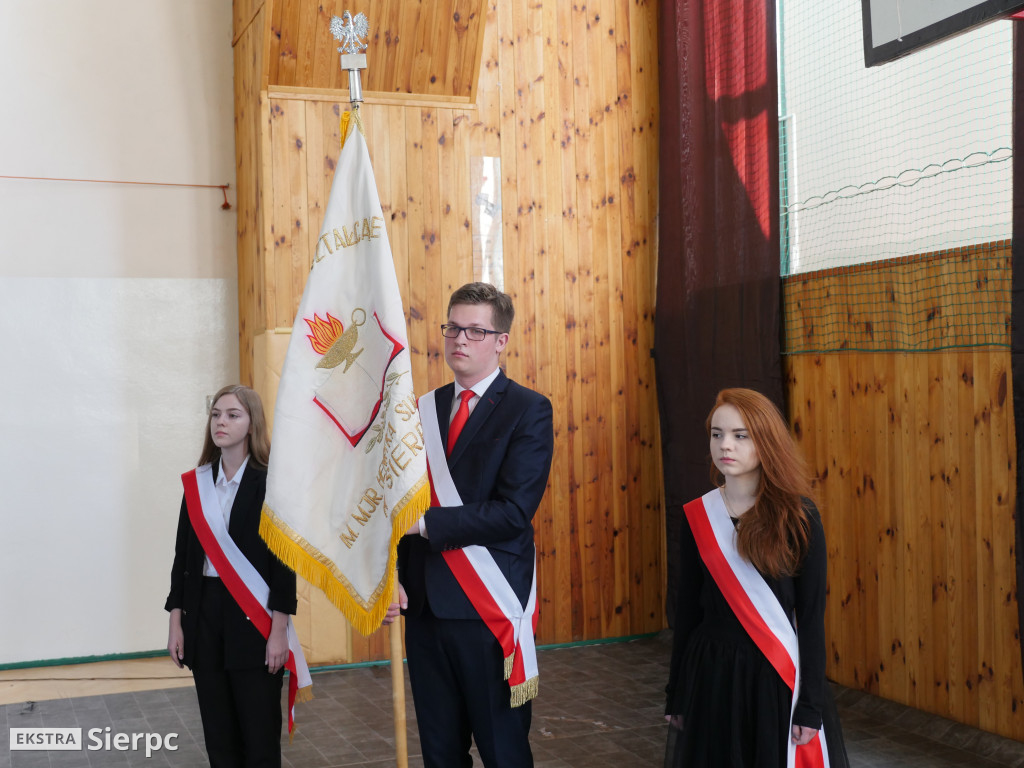 Pożegnanie absolwentów w LO