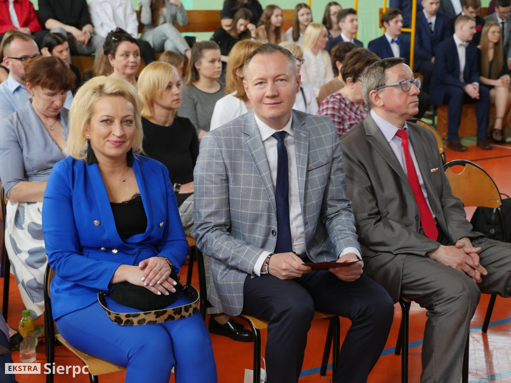 Pożegnanie absolwentów w LO