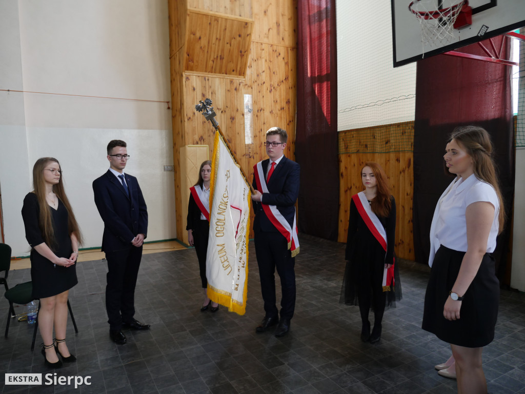 Pożegnanie absolwentów w LO