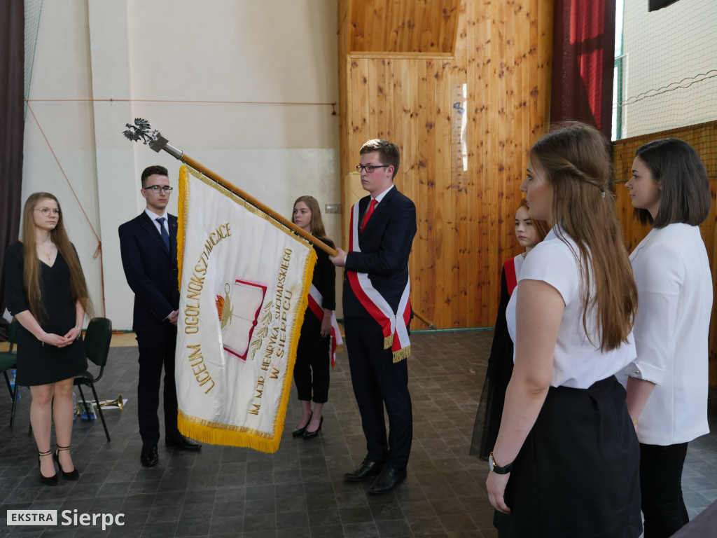 Pożegnanie absolwentów w LO