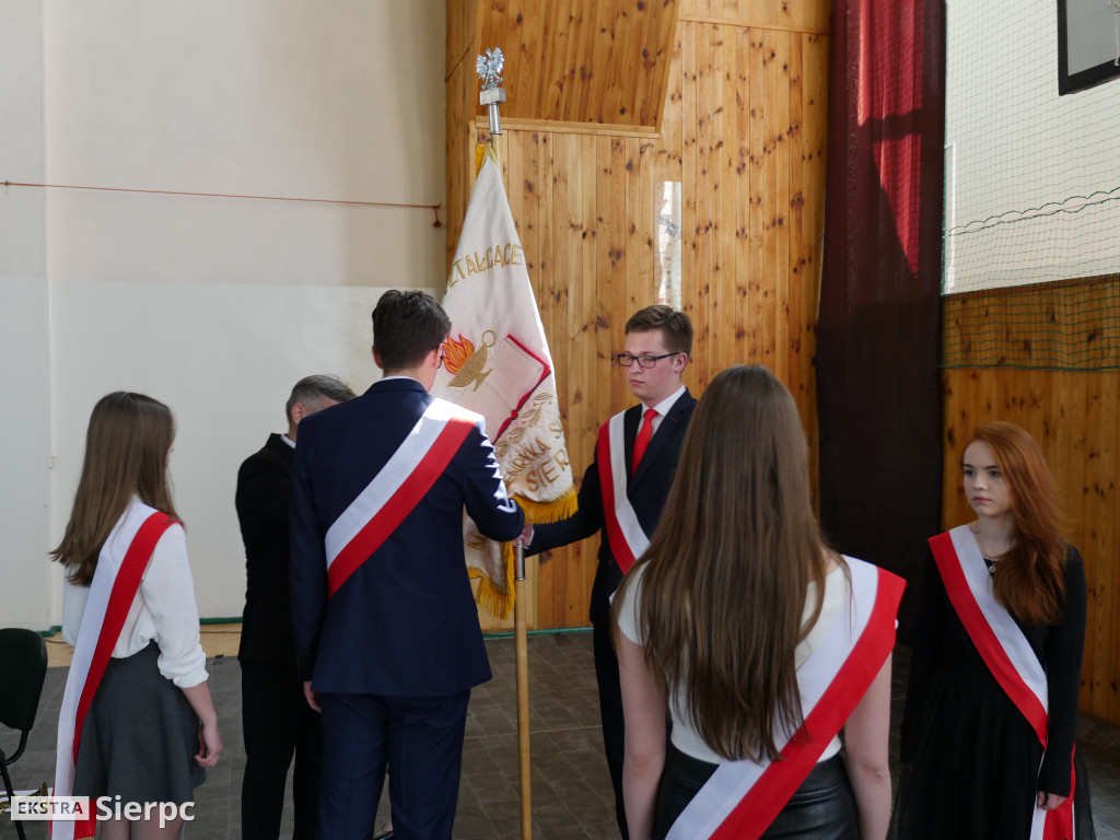 Pożegnanie absolwentów w LO