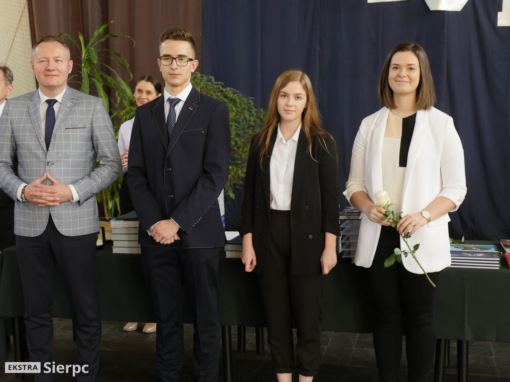 Pożegnanie absolwentów w LO
