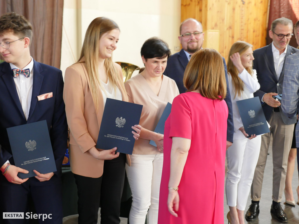 Pożegnanie absolwentów w LO