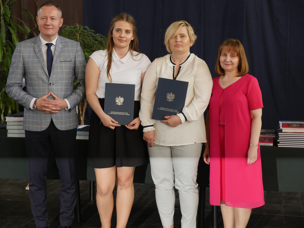Pożegnanie absolwentów w LO