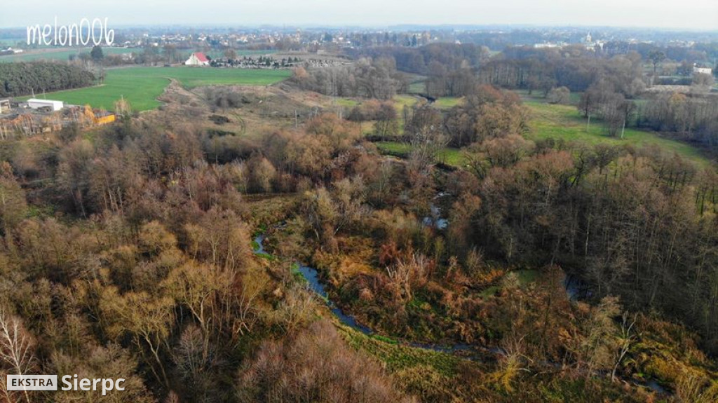 Sierpienica i przyroda w jesiennych barwach z lotu ptaka