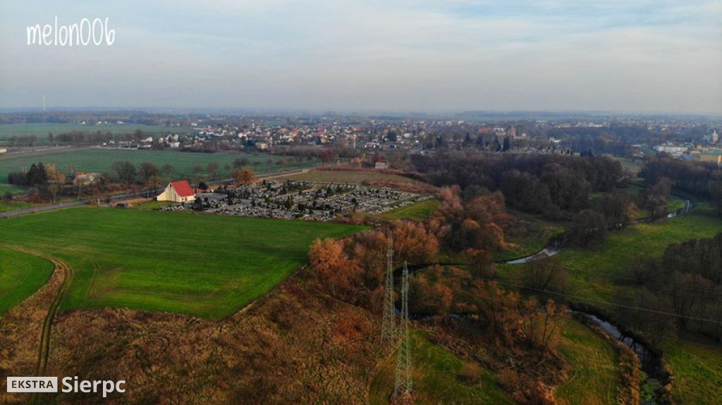 Sierpienica i przyroda w jesiennych barwach z lotu ptaka