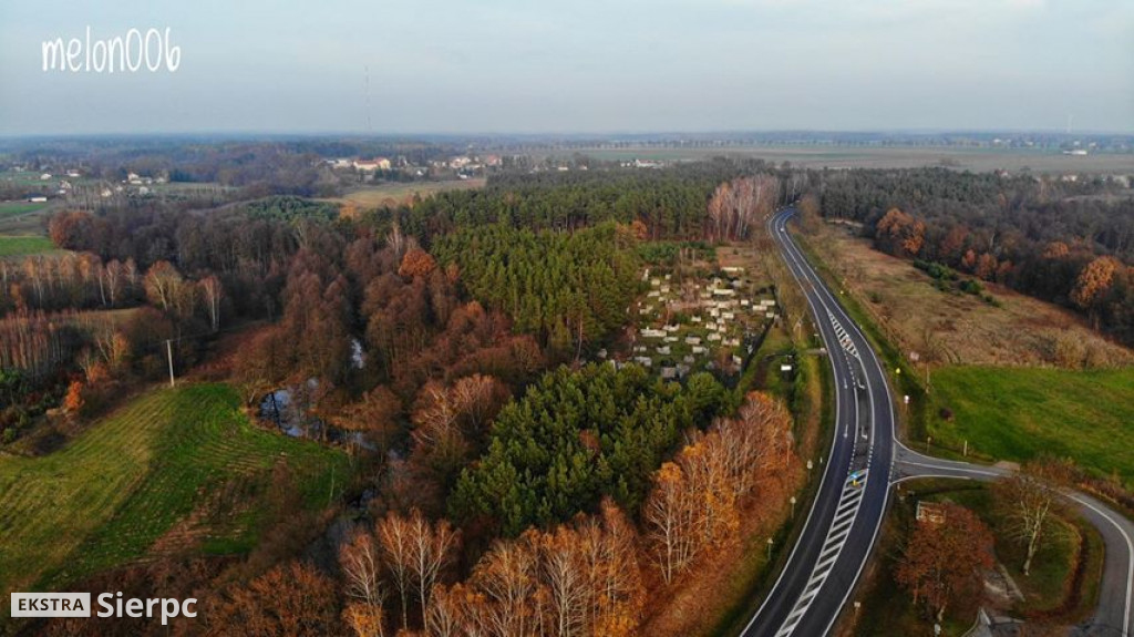 Sierpienica i przyroda w jesiennych barwach z lotu ptaka