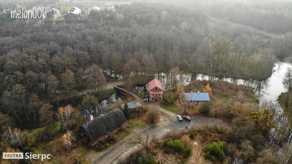 Sierpienica i przyroda w jesiennych barwach z lotu ptaka