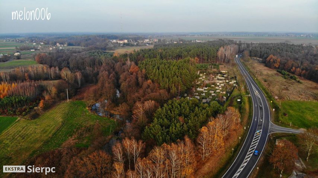 Sierpienica i przyroda w jesiennych barwach z lotu ptaka