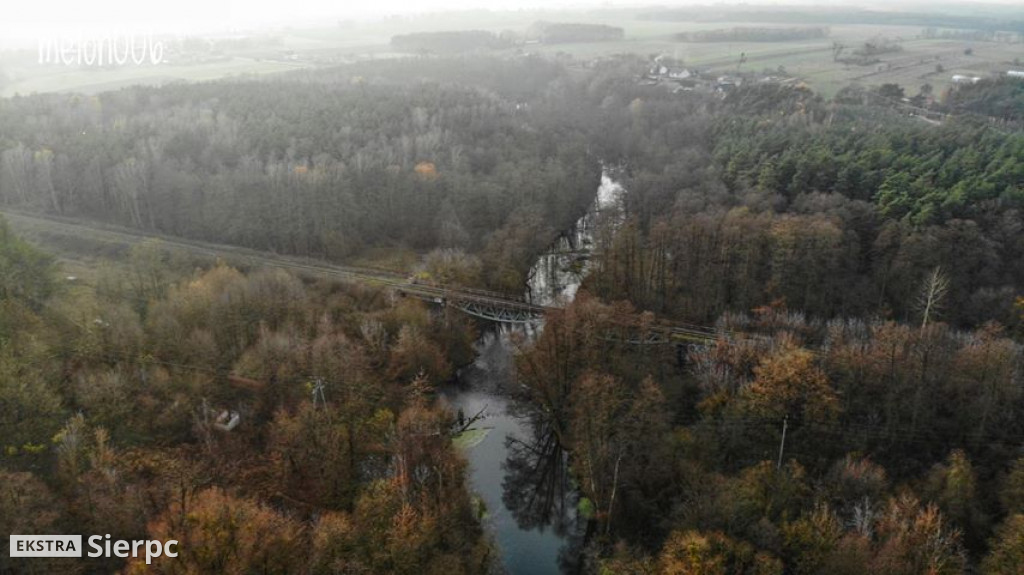 Sierpienica i przyroda w jesiennych barwach z lotu ptaka