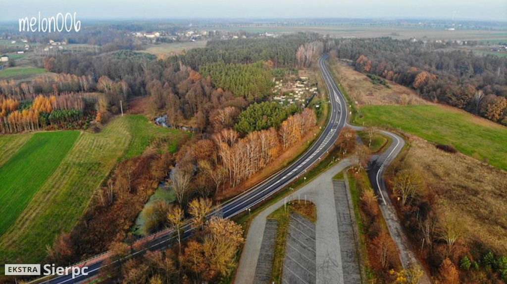 Sierpienica i przyroda w jesiennych barwach z lotu ptaka