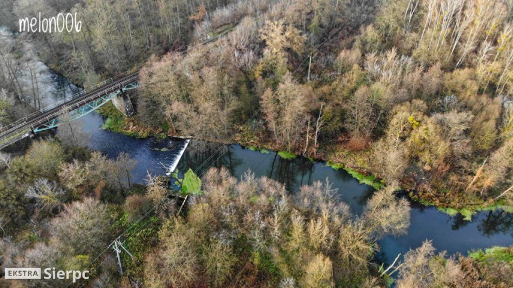 Sierpienica i przyroda w jesiennych barwach z lotu ptaka