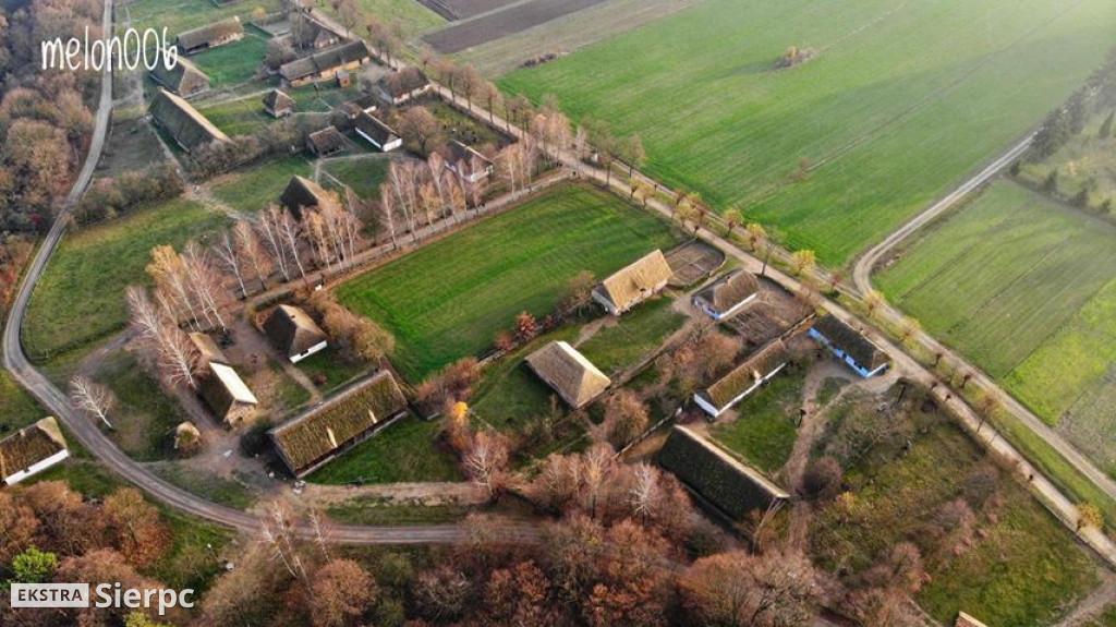 Sierpienica i przyroda w jesiennych barwach z lotu ptaka