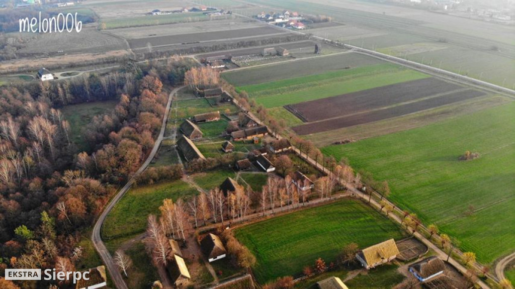 Sierpienica i przyroda w jesiennych barwach z lotu ptaka