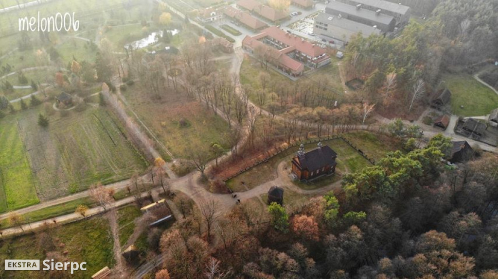 Sierpienica i przyroda w jesiennych barwach z lotu ptaka