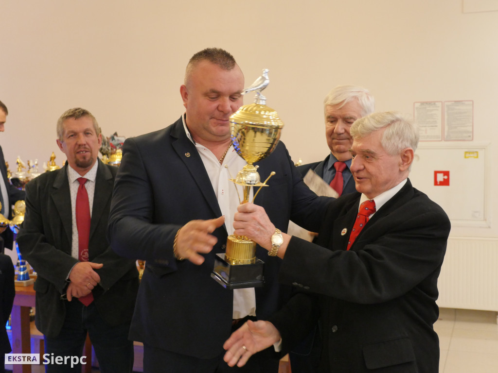 Wystawa gołębi pocztowych