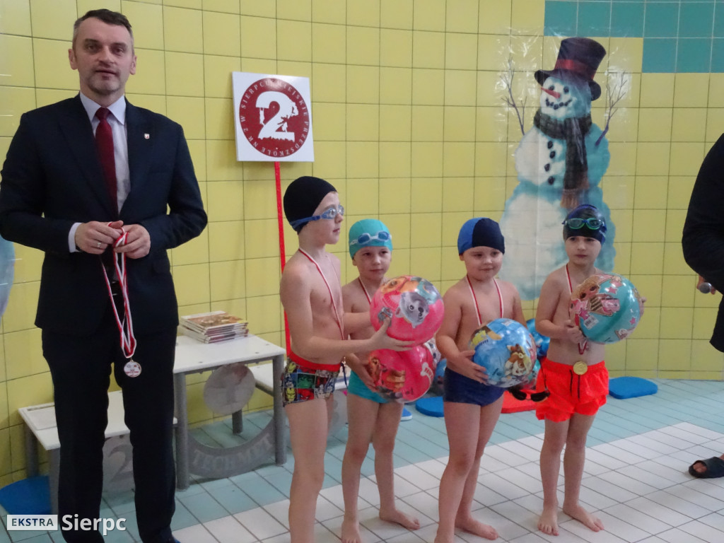 Przedszkolaki pływają